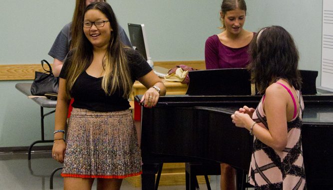 Virginia Laskowski, president of Singchronize, warms up with fellow group members before auditions begin. Singchronize is the oldest a cappella group at Temple and the only all-female group. ( LUIS FERNANDO RODRIGUEZ / TTN )