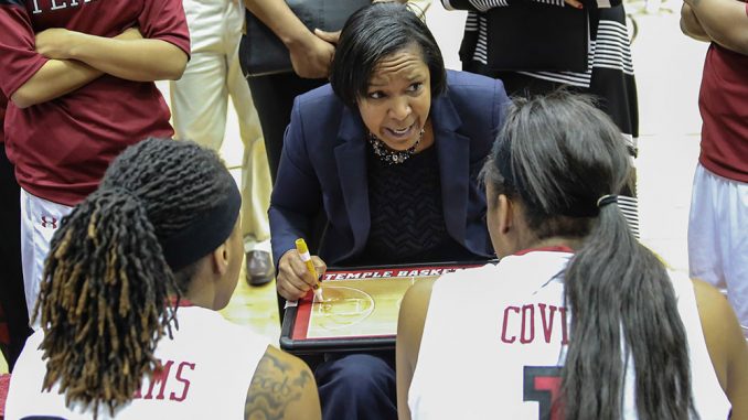 Temple coach Tonya Cardoza (center) talks to players during a huddle in a game against Rutgers. | Hua Zong TTN