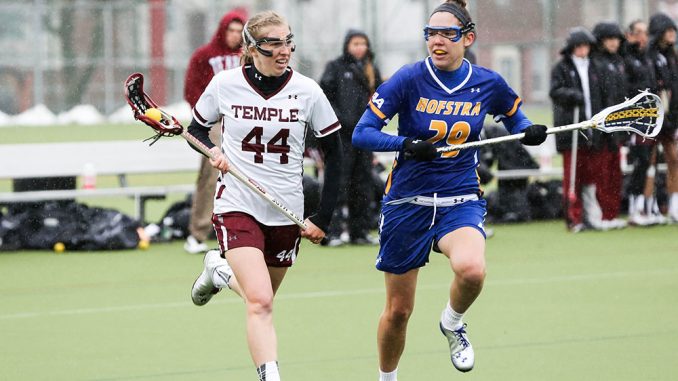 Nicole Tiernan runs past a Hofstra defender during the Owls’ 9-8 overtime win. The Owls were down 7-1 before coming back in the second half. | HUA ZONG TTN