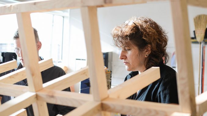 Adjunct professor Jennie Shanker teaches her sculpture class last Thursday morning in the Tyler School of Art. Shanker is a part of the movement to unionize a local organization of area adjunct professors. | Andrew Thayer TTN