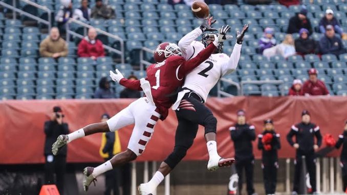 Temple defensive back Tavon Young (left) attempts to interfere with a pass intended for Cincinnati receiver Mekale McKay (right). McKay led the Bearcats with six receptions for 39 yards and a touchdown reception in the 14-6 win. | Hua Zong TTN