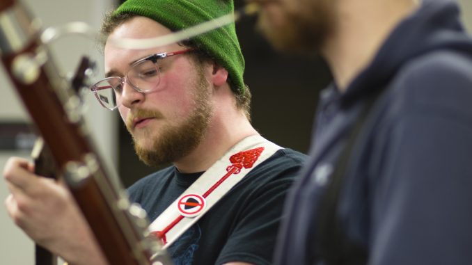 Tyler Ransford (left) and Dominic Panunto perform during a show last Friday evening in The Temple News’ newsroom. | Kara Milstein TTN