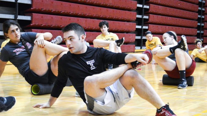 Nick Perugini leads members of the women’s rowing team at their 6:30 a.m. workout on Feb. 19. | Sash Schaeffer TTN