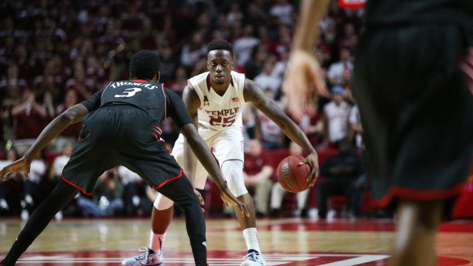 Junior guard Quenton DeCosey dribbles during the Owls’ 75-59 win against Cincinnati. The Union, New Jersey native is averaging 12.7 points through the first 26 games of the season. | Jenny Kerrigan TTN