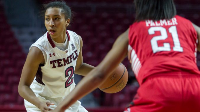 Sophomore guard Feyonda Fitzgerald handles the ball in the Owls’ 72-60 win against Houston Feb. 14. | Donald Otto TTN