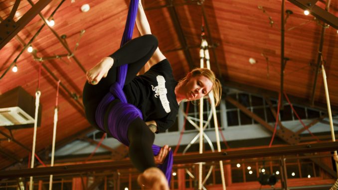 Rebecca MoDavis practices her routine on the silks for Tangle Movement Arts’ upcoming show at Fringe Festival. | Brianna Spause TTN