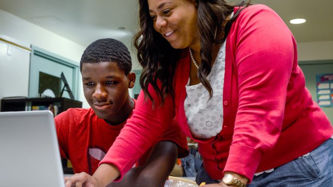 Mighty Writers North Philadelphia Program Director, Shamira O’Neal (right), teaches the Teen Scholars program. | Brianna Spause TTN